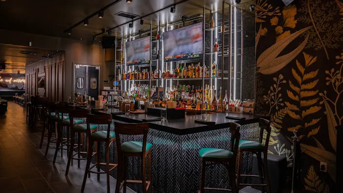 Smoke & Mirrors: Bar & Lounge in Astoria Picture 10