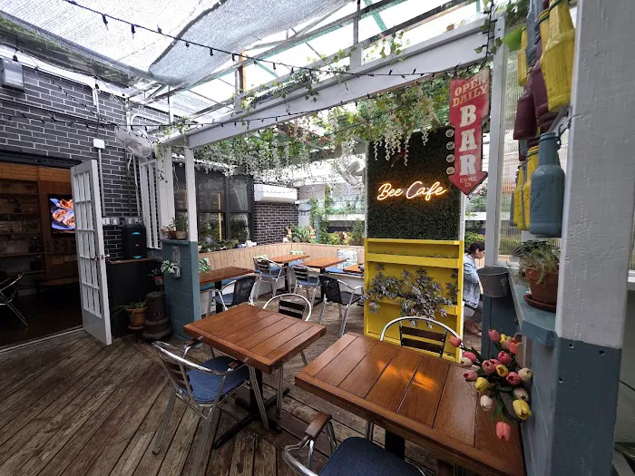 Bee Cafe Picture 5
