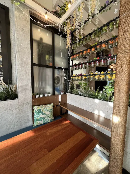 Bee Cafe Picture 10