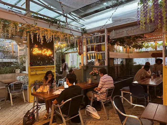 Bee Cafe Picture 9