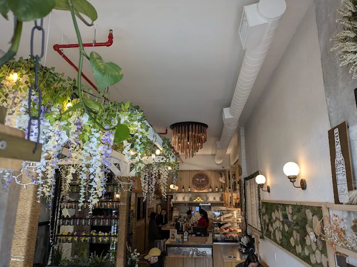 Bee Cafe Picture 2