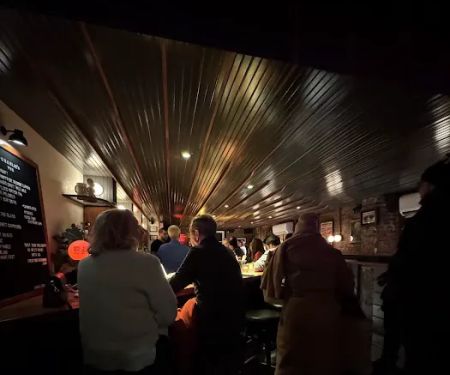 Charlieu2019s Pub