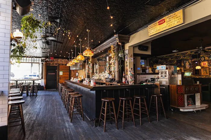 Common Mollies Bar Picture 8