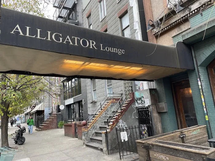 Alligator Lounge Picture 8