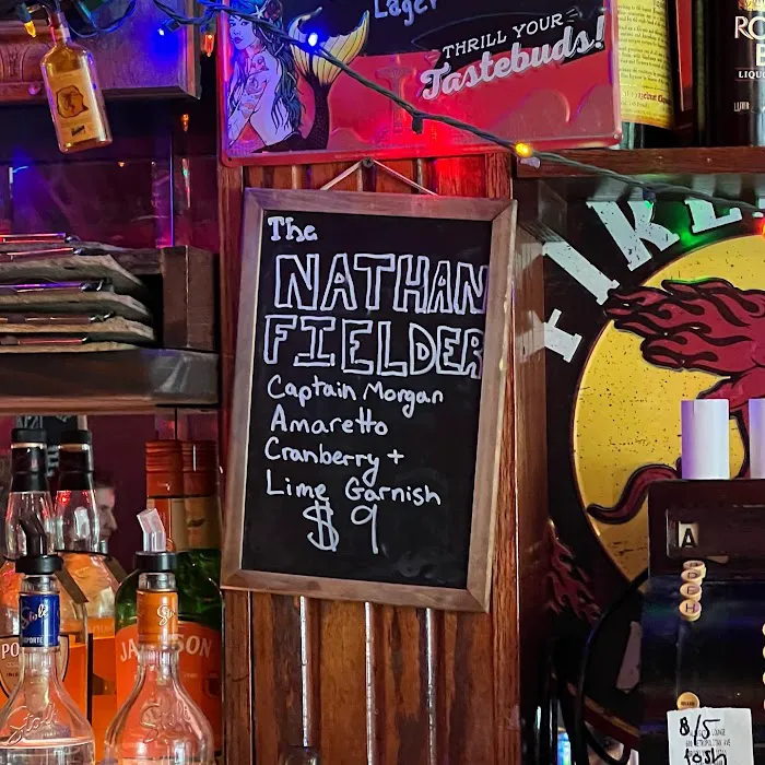 Alligator Lounge Picture 7