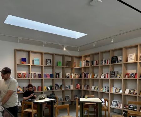 Kis Cafu00e9 & Books
