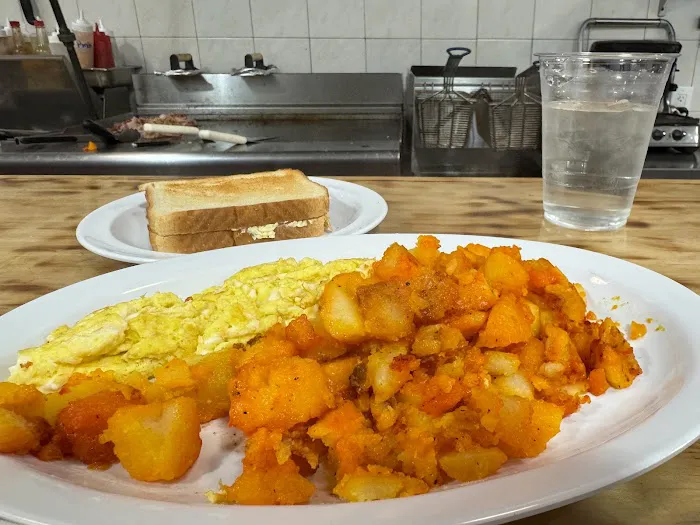 Reben Luncheonette Picture 3