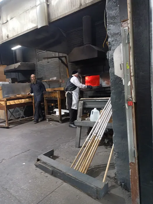 Kerestir Matzah Bakery קערעסטיר מצה בעקערי Picture 6