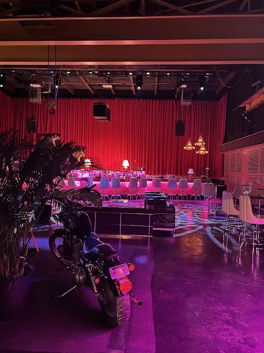 Love's Club Picture 8