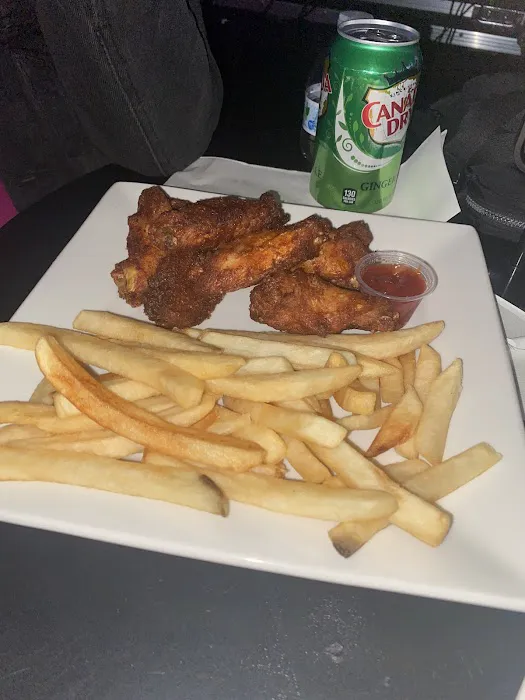 CREDIT LIFE BAR & GRILL Picture 7