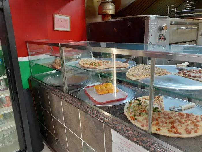 Loja's Pizza Picture 4