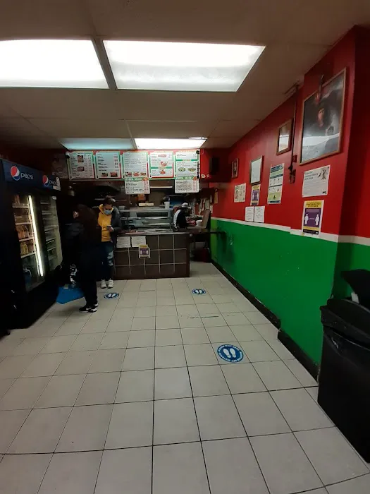Loja's Pizza Picture 2