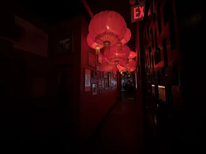 Abe's Pagoda Bar Picture 9