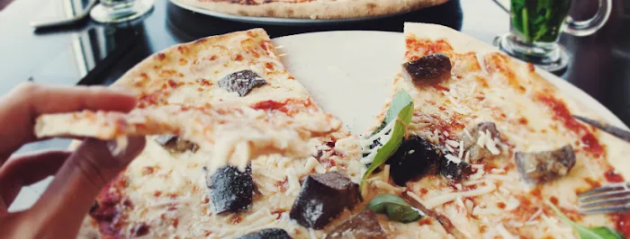Lake Como Pizza Picture 3