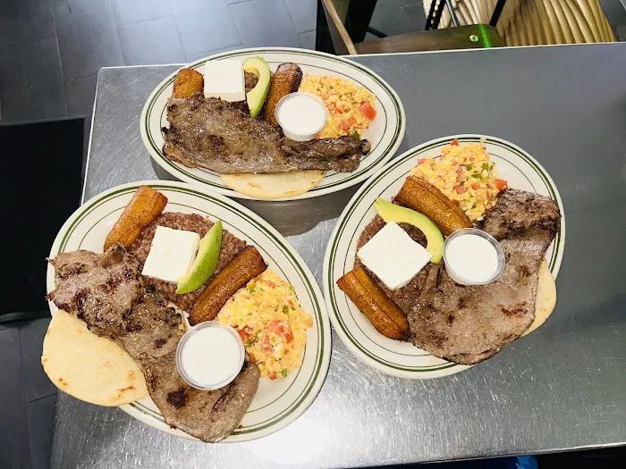 Mi Pequeño El Salvador Restaurant Picture 2