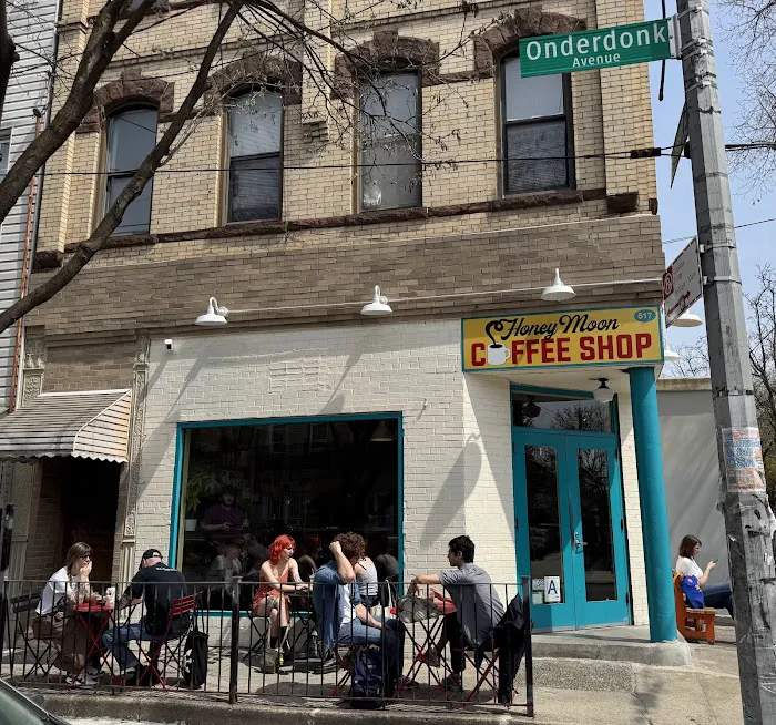 Honey Moon Coffee Shop Picture 2