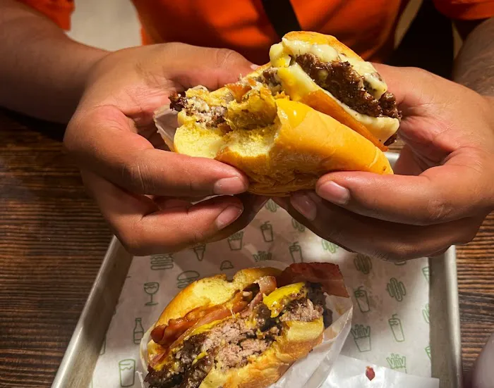 Shake Shack Queens Center Mall Picture 2