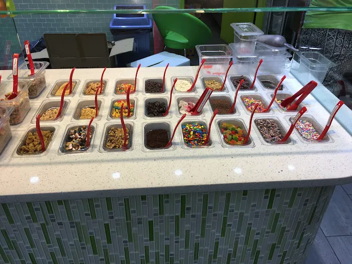 Fruitti Yummi Frozen Yogurt Picture 7