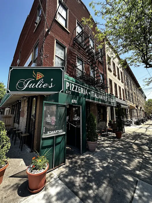 Julie’s Pizzería & Restaurant Picture 7
