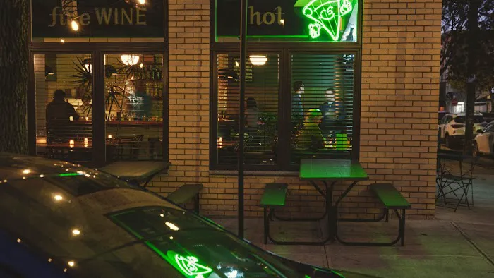 Decades Pizza | Bar and Restaurant in Ridgewood, Queens - NYC Picture 4
