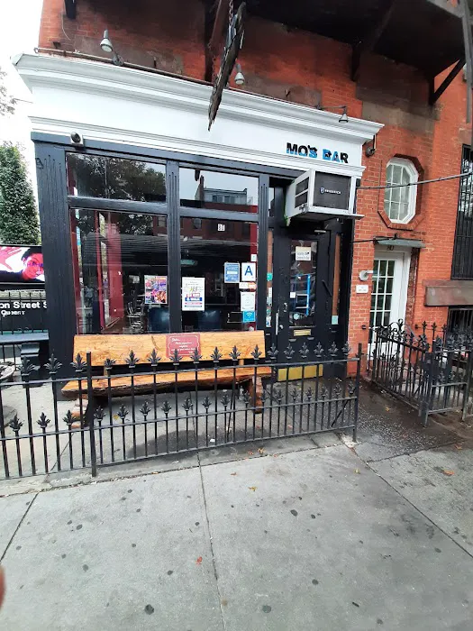 Mo's Bar & Lounge Picture 5
