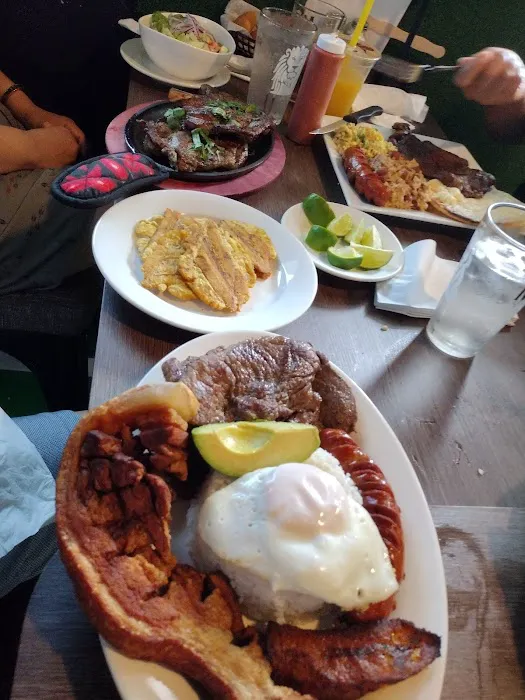 Tiro de Esquina Restaurant & Sport Bar Picture 5