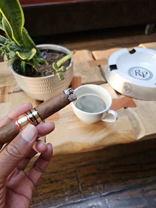 Cenizas cigar room Picture 1