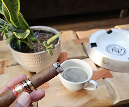 Cenizas cigar room