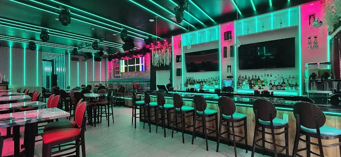Liquid Bar & Restaurant Picture 1