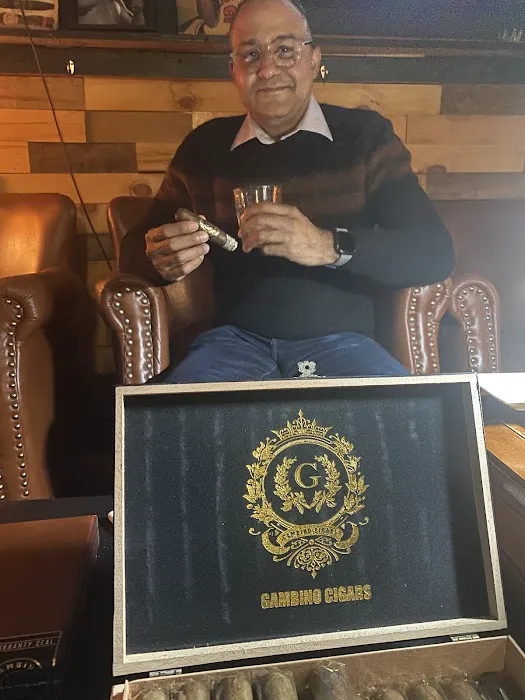 THE CROWNE Cigar Lounge Picture 9