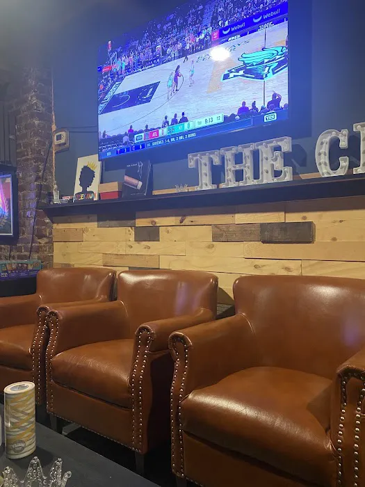 THE CROWNE Cigar Lounge Picture 4