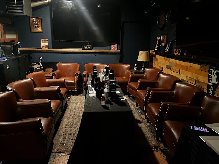 THE CROWNE Cigar Lounge Picture 3