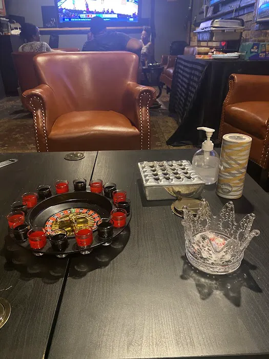 THE CROWNE Cigar Lounge Picture 7