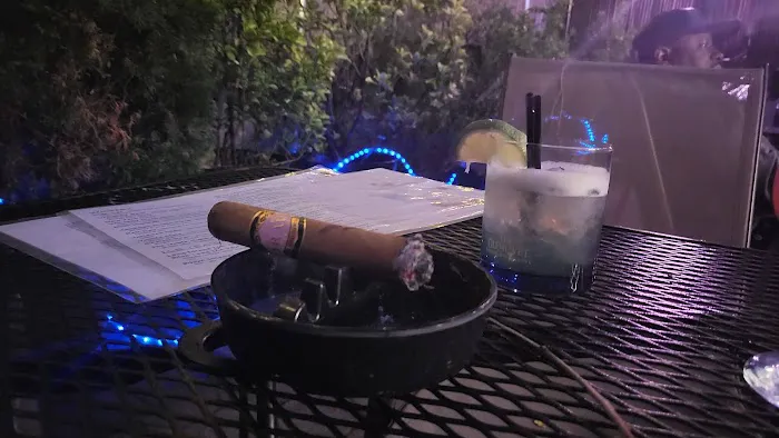 THE CROWNE Cigar Lounge Picture 2