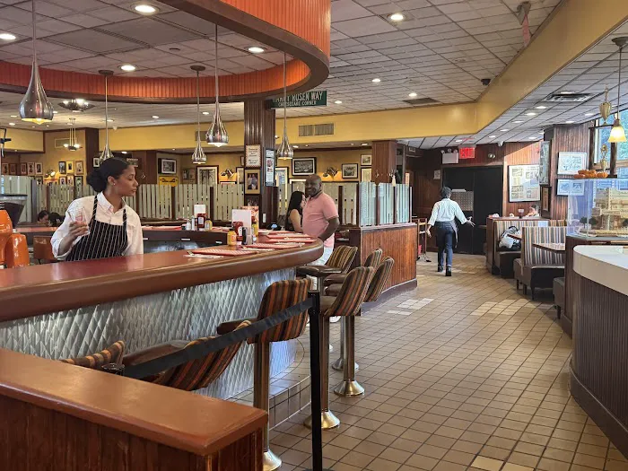 Junior's Restaurant & Bakery Picture 6