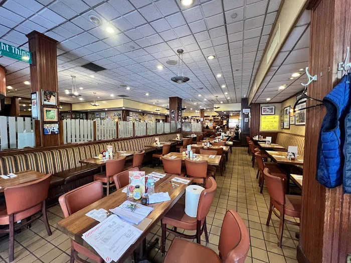 Junior's Restaurant & Bakery Picture 8