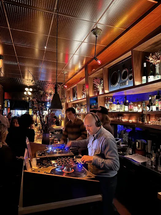 Honeycomb Hi-Fi Lounge Picture 6
