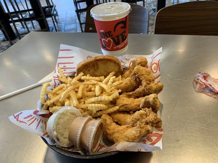 Raising Cane's Chicken Fingers Picture 1