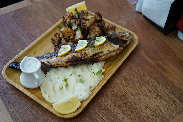 Kosher Mezze Pizzeria & Sushi Picture 2
