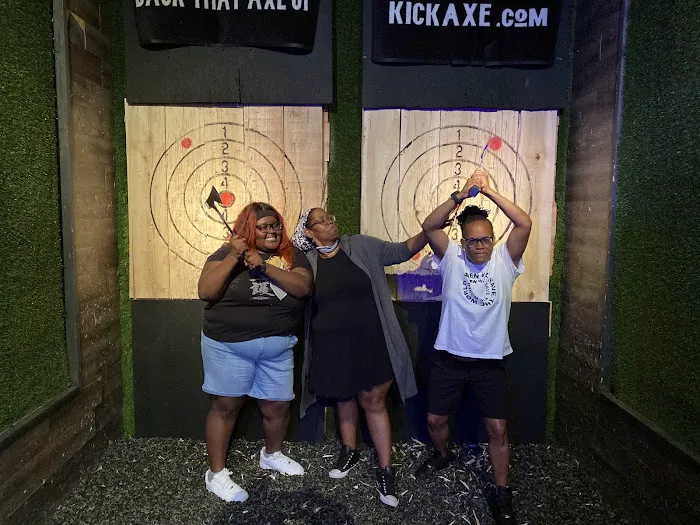 Kick Axe Throwing BROOKLYN Picture 3