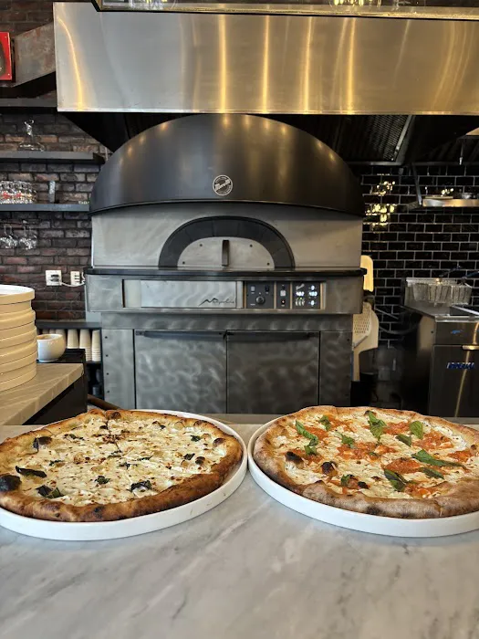 Biarritz Kosher Pizza and Wine Bar Picture 5