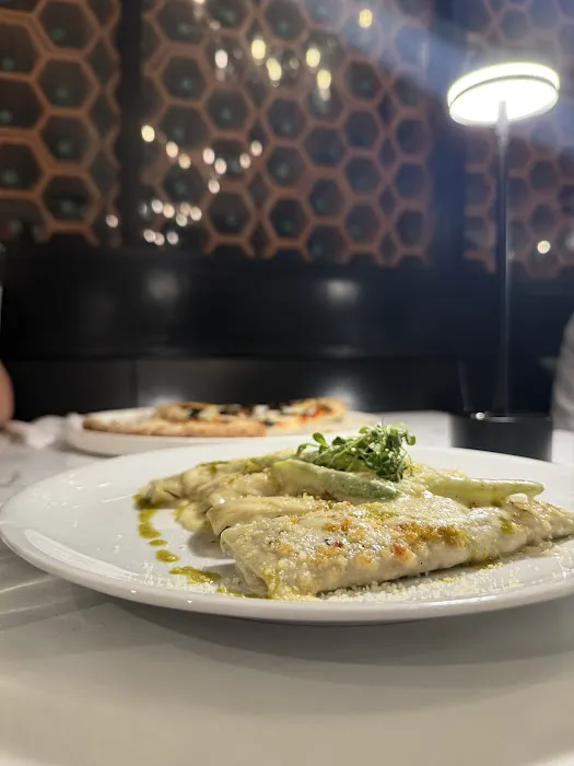 Biarritz Kosher Pizza and Wine Bar Picture 3