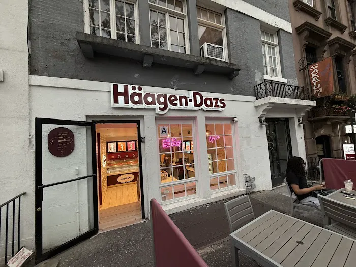 Häagen-Dazs Ice Cream Shop Picture 6