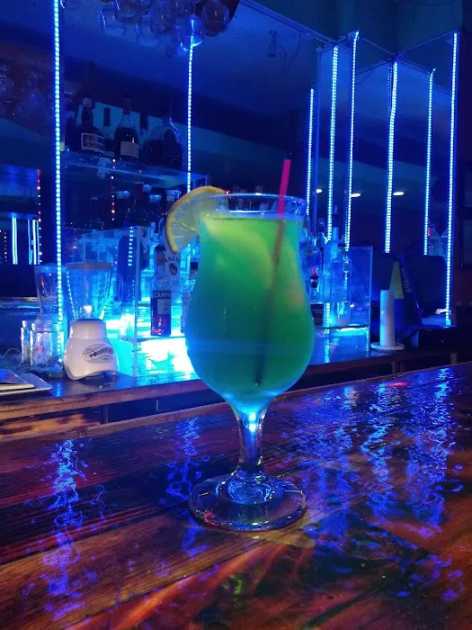 Tropiks Bar & Grill Picture 3