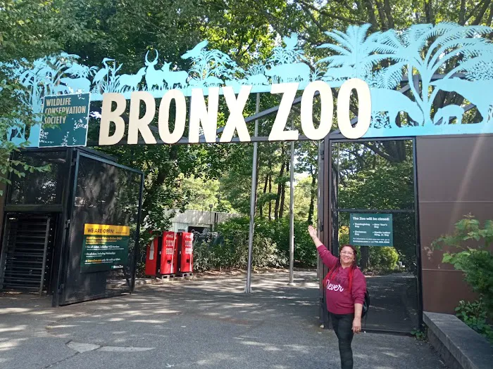 Bronx Zoo Hot Deli Picture 3