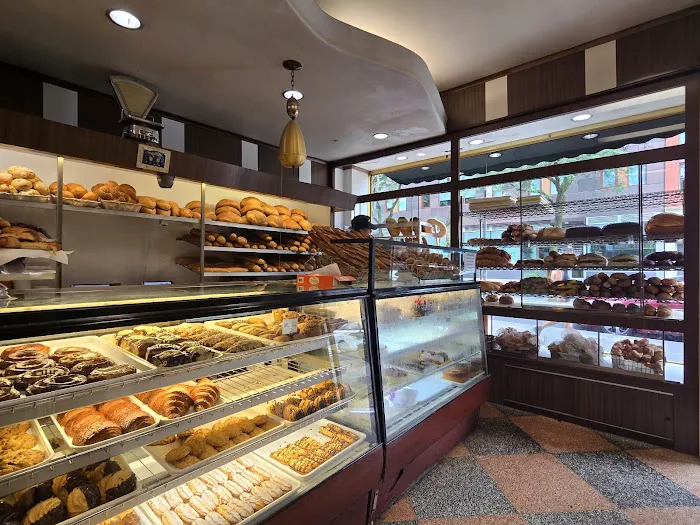 Caputo's Sweet & Cake Shop Picture 6