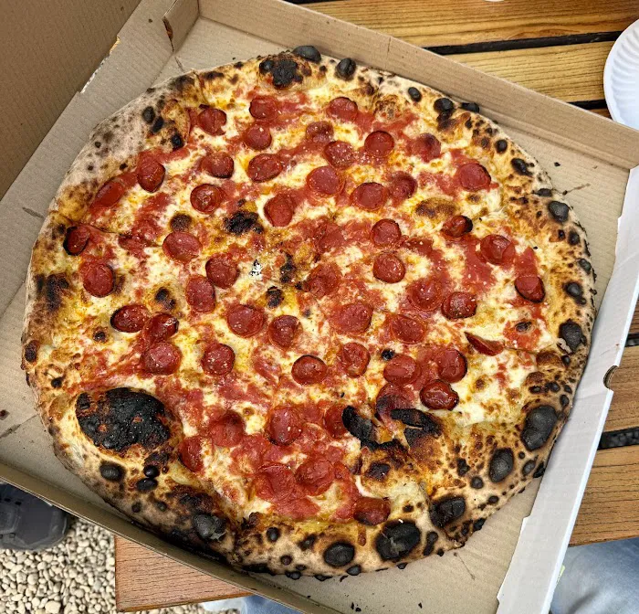 F&F Pizzeria Picture 5