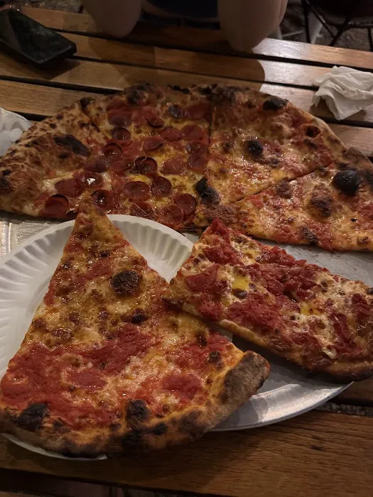 F&F Pizzeria Picture 3