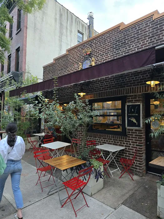 F&F Pizzeria Picture 4