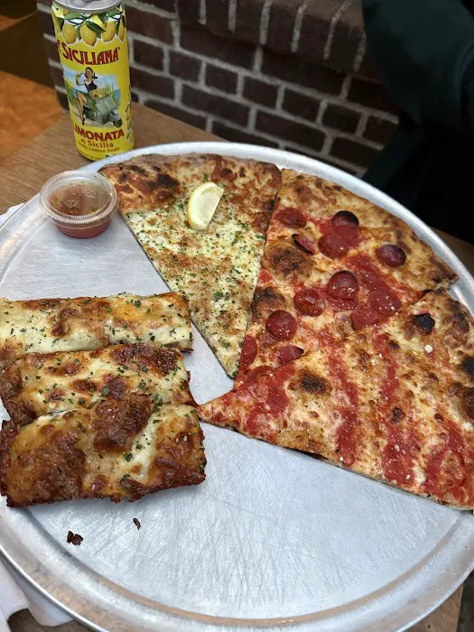 F&F Pizzeria Picture 9